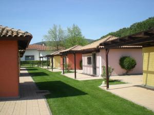 eine Reihe von Cottages mit grünem Rasen in der Unterkunft IRON GATE MARINA3B in Sarzana