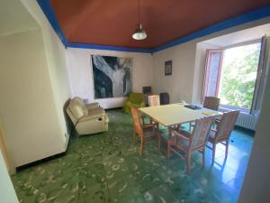 sala de estar con mesa de comedor y sillas en La Torre de Vilanna en Bescanó