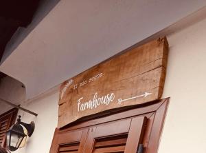 un cartello di legno su un muro sopra una porta di IL MIO SOGNO FARMHOUSE a Venaria Reale