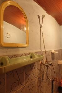La salle de bains est pourvue d'un lavabo et d'un miroir. dans l'établissement Tigmino Maison D'or, à Tafraout