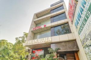 un edificio con un cartello hotel sopra di Super Townhouse 687 Hotel 77 a Ludhiana