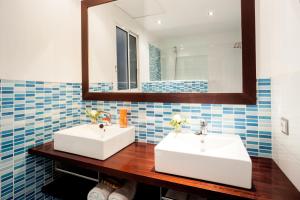 Baño con 2 lavabos y espejo en Feelathome Center Apartments, en Barcelona