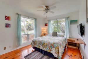 a bedroom with a bed and a window at Breezy Kailua-Kona Bungalow with Lanai and Ocean View! in Kailua-Kona