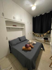 ein Schlafzimmer mit einem Bett und einer Hängematte darauf in der Unterkunft Apartamento Aconchegante em Copacabana a 100 Mts da Praia in Rio de Janeiro