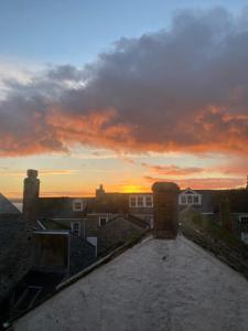 - une vue sur le coucher de soleil depuis le toit d'un bâtiment dans l'établissement The Little Loft St Ives, à St Ives