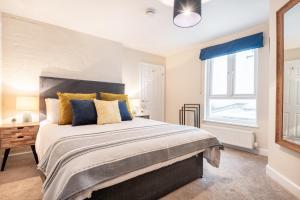 une chambre avec un grand lit et une fenêtre dans l'établissement The Little Loft St Ives, à St Ives