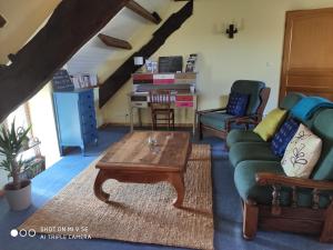 - un salon avec un canapé et une table basse dans l'établissement Gîte Le Grenier Cottage anglais Morbihan, à Réminiac