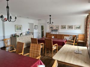 - une salle à manger avec une table et des chaises dans l'établissement Cuffern Manor, à Roch