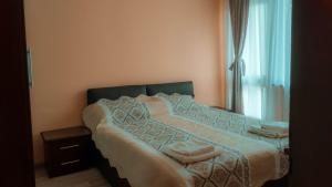 1 dormitorio con 1 cama con toallas en Little Star Apartment, en Oradea