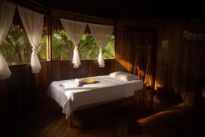 a bed in a room with a window at Eywa Lodge Amazonas - All inclusive in Yucuruche