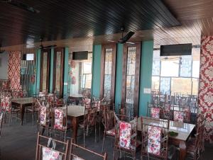 Restaurace v ubytování Hotel O Shubkamna