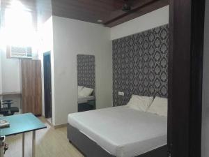 Postel nebo postele na pokoji v ubytování Hotel O Shubkamna
