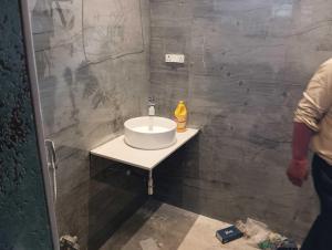 Koupelna v ubytování Hotel O Shubkamna