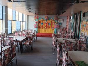 Restaurace v ubytování Hotel O Shubkamna