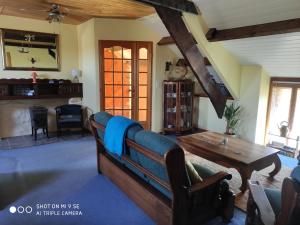 - un salon avec un canapé et une table dans l'établissement Gîte Le Grenier Cottage anglais Morbihan, à Réminiac