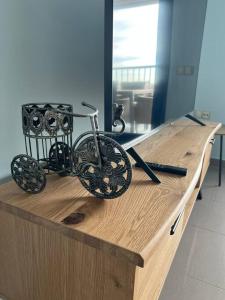 metalowy wózek na drewnianym stole w obiekcie Blue Beach Apartment+Oceanview+Private Parking w Walencji