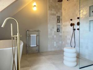 Koupelna v ubytování 30 steps to sand.. Light and spacious family villa