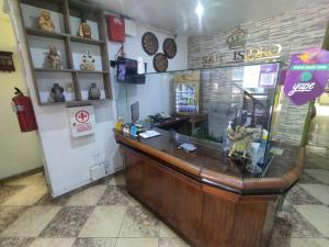 un vestíbulo con un bar en una tienda en Hotel San Isidro, en Trujillo