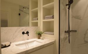克諾克－海斯特的住宿－Zoute - Lovely ground floor app.，一间带水槽和淋浴的浴室