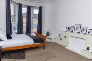 1 dormitorio con 1 cama y chimenea en Complex Suite, en Glasgow