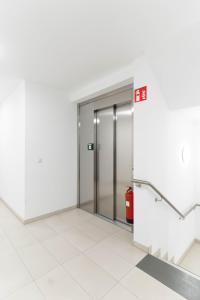 un ascensor en un edificio de oficinas en Luxurious apartment with big balcony near city center, en Viena