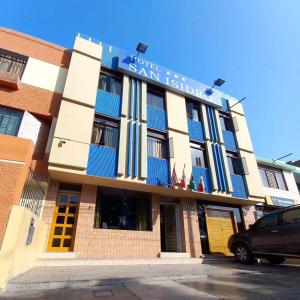 un edificio con un letrero que lee el Instituto Judicial San en Hotel San Isidro, en Trujillo