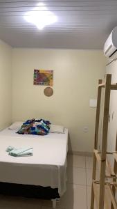 sypialnia z łóżkiem z obrazem na ścianie w obiekcie Pousada Maceio Praia w mieście Maceió