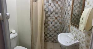 łazienka z toaletą i umywalką w obiekcie Pousada Maceio Praia w mieście Maceió