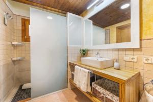un baño con lavabo y ducha en House Ca Na Polida, en Alcudia 25 fotos más