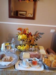 une table avec de la nourriture et des boissons ainsi qu'un miroir dans l'établissement Il Sentiero Bed & Breakfast, à Vicalvi