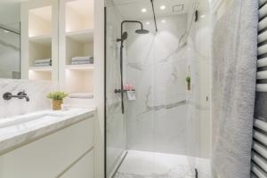 克諾克－海斯特的住宿－Zoute - Lovely ground floor app.，带淋浴和盥洗盆的白色浴室