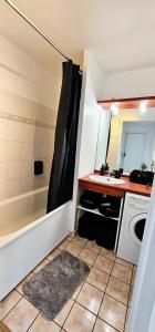 Zdjęcie z galerii obiektu L'evasion, Cergy, Downtown, 6 pers, 2 min RER A, 2 places de parking privatives, Netflix et BeinSports w mieście Cergy