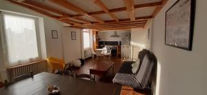 uma sala de estar com mesa e cadeiras e uma cozinha em Ker Karantez em Rennes