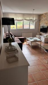 uma sala de estar com um sofá e uma mesa em BenedettaMolinaseca VuT em Molinaseca