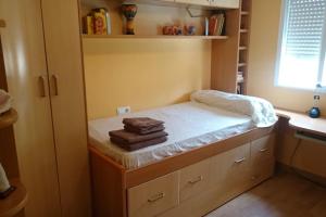 Tempat tidur dalam kamar di Chalet Cerca de la playa registro VFT/MA/50455
