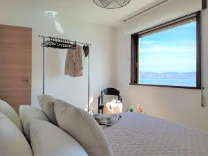 ein Schlafzimmer mit einem großen Bett und einem Fenster in der Unterkunft Mirador do Mar, encima de la playa in Moaña