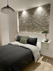 Postel nebo postele na pokoji v ubytování CUEVAS DEL PEÑÓN - Loft Torreón + 27 fotografií