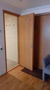 una stanza con porta, sedia e specchio di Puhas 2 toaline Kakumäe korter a Tallinn