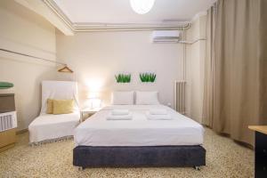 A bed or beds in a room at Zacharitsa APT at Acropolis up 4 guests by LODGESPOT