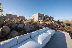 een witte bank in het midden van een tuin bij Casa Santos in Todos Santos