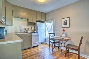 una cocina con mesa y sillas y una cocina con mesa y barra. en Historic Apartment - Walk to CSU Campus and Old Town en Fort Collins