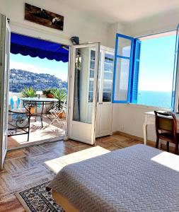 sypialnia z łóżkiem i widokiem na ocean w obiekcie Sea view studio terrasse Cap Martin/Monaco w mieście Roquebrune-Cap-Martin