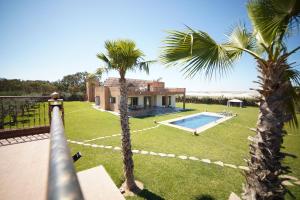 una casa con piscina y 2 palmeras en Villa Écologique à Proximité de la Plage, en Agadir