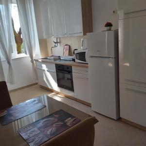 Kuchyňa alebo kuchynka v ubytovaní Apartman Fiume