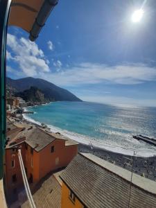 - une vue sur la plage et l'océan depuis un bâtiment dans l'établissement Camogli vista mare, à Camogli