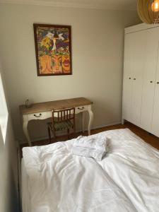 Кровать или кровати в номере Akureyri City Center two bedroom apartment