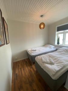Een bed of bedden in een kamer bij Akureyri City Center two bedroom apartment