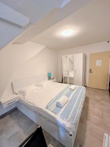 een slaapkamer met een groot bed op zolder bij City Center Apartment in Zürich