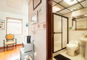ボゴタにあるExcelente cómoda habitación privada cerca parque Simon Bolivarのバスルーム(トイレ、洗面台付)
