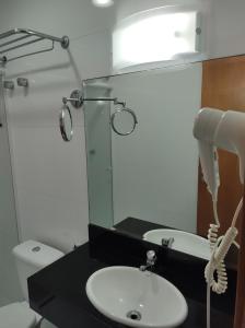 uma casa de banho com um lavatório e um espelho em Porto Marina Mont Blanc Resort II em Mangaratiba